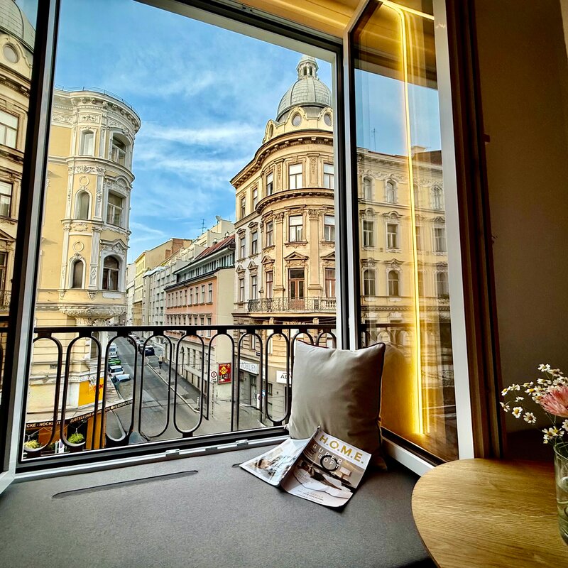 Lesebank mit Blick auf die belebte Lerchenfelder Straße und den stillvollen Gebäuden gegenüber