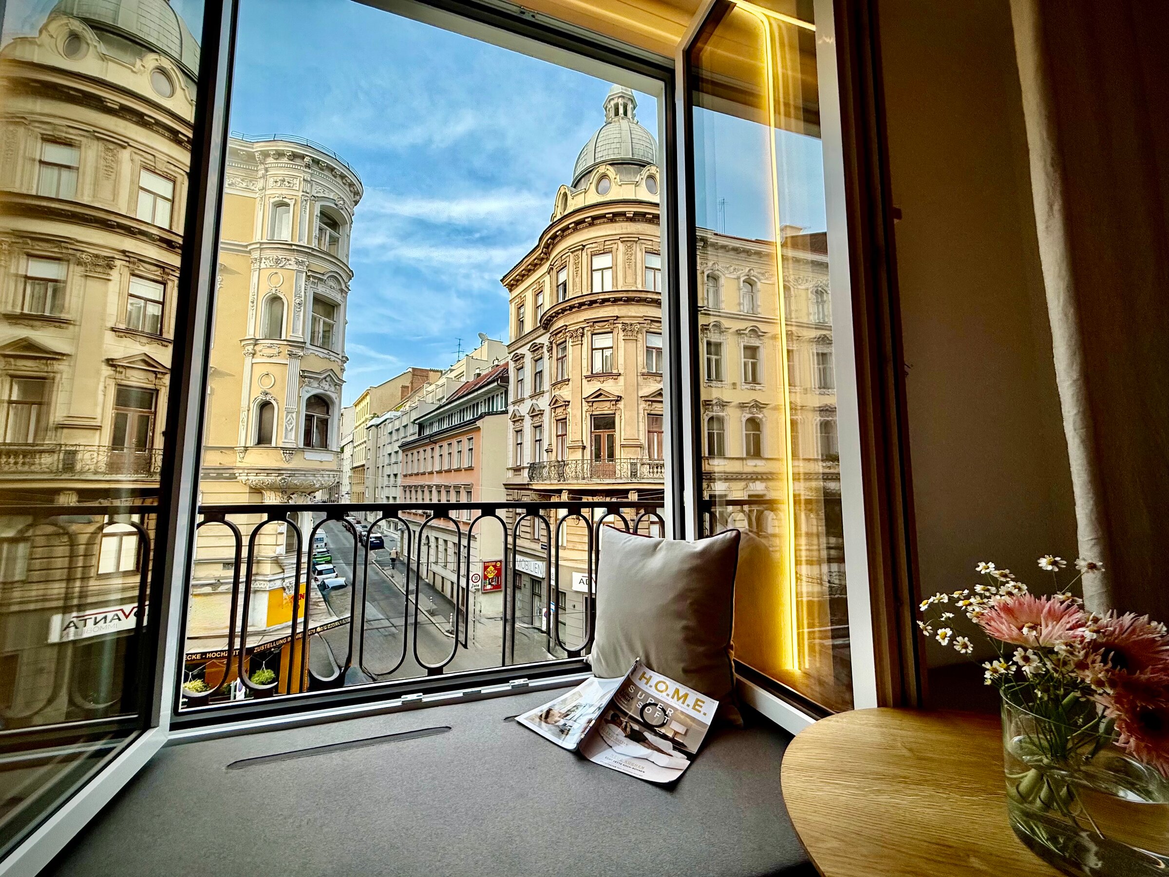 Lesebank mit Blick auf die belebte Lerchenfelder Straße und den stillvollen Gebäuden gegenüber