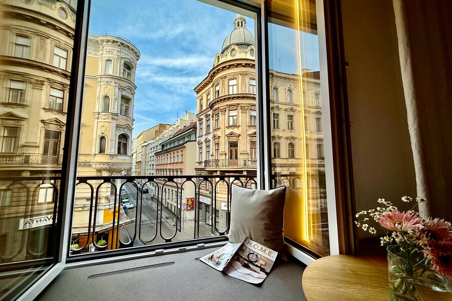 Lesebank mit Blick auf die belebte Lerchenfelder Straße und den stillvollen Gebäuden gegenüber