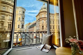 Lesebank mit Blick auf die belebte Lerchenfelder Straße und den stillvollen Gebäuden gegenüber