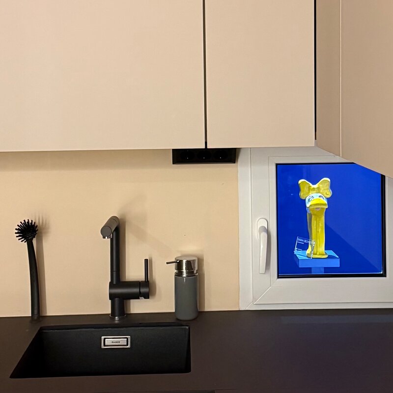 Daisy im Atrium hinter der Küche