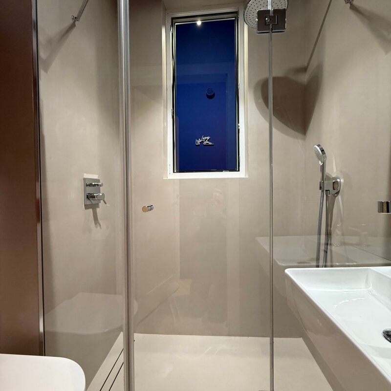 Bathromm With Blue Atrium 