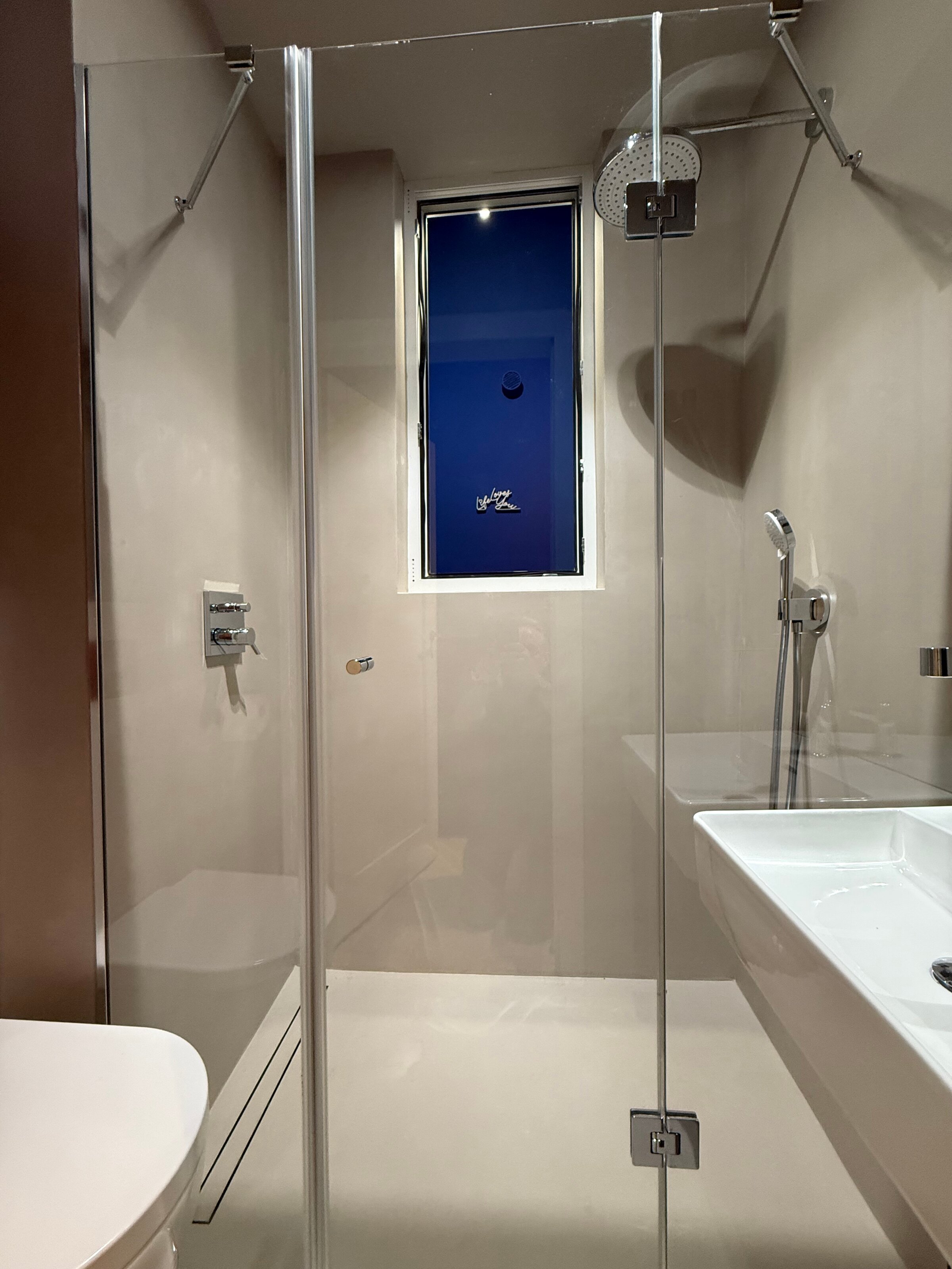 Bathromm With Blue Atrium 