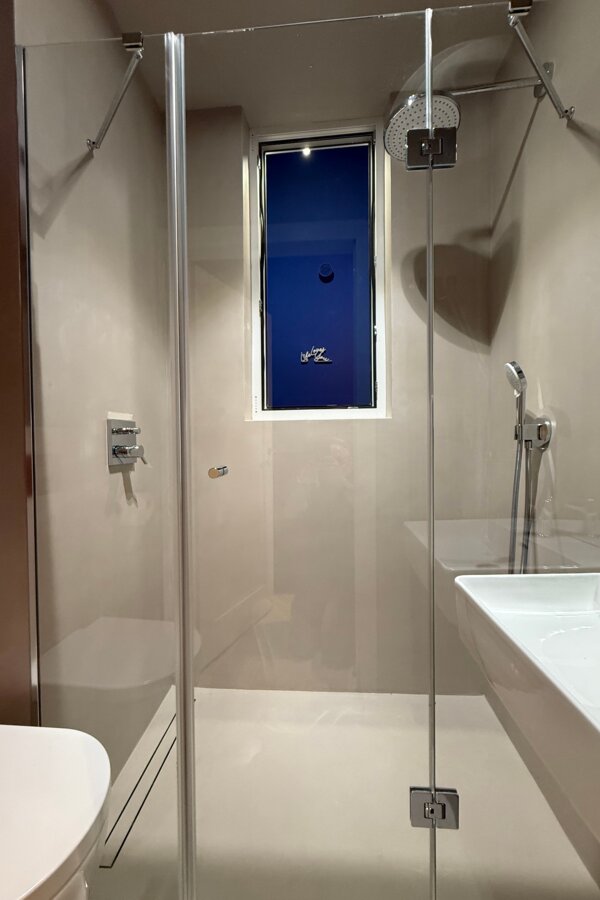 Bathromm With Blue Atrium 