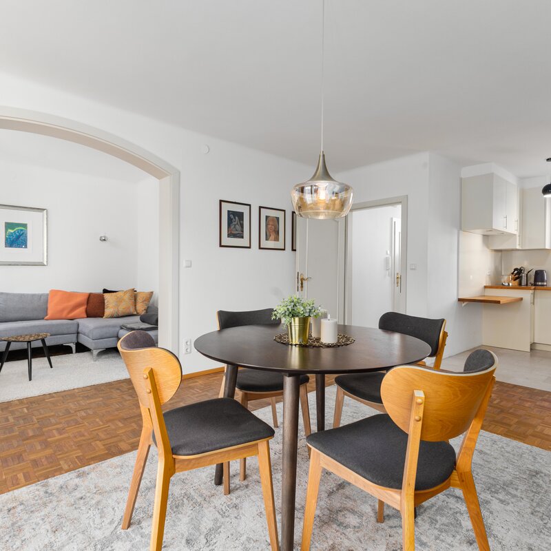 Heller Wohn-Essbereich mit offener Küche – 3-Zimmer Wohnung zur Kurzzeitmiete & Wohnen auf Zeit für 1 bis 6 Monate in Salzburg