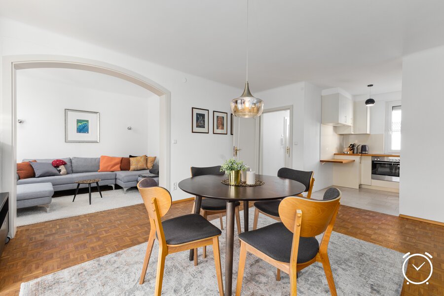 Heller Wohn-Essbereich mit offener Küche – 3-Zimmer Wohnung zur Kurzzeitmiete & Wohnen auf Zeit für 1 bis 6 Monate in Salzburg