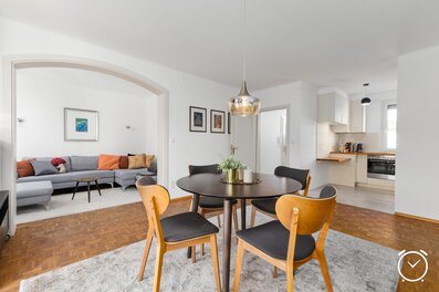 Heller Wohn-Essbereich mit offener Küche – 3-Zimmer Wohnung zur Kurzzeitmiete & Wohnen auf Zeit für 1 bis 6 Monate in Salzburg