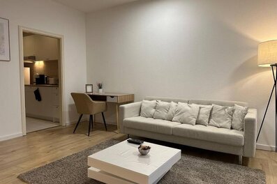 Helles Wohnzimmer mit Sofa & Küchenblick – 1-Zimmer Wohnung zur Kurzzeitmiete, Wohnen auf Zeit 1 bis 6 Monate, Mainz