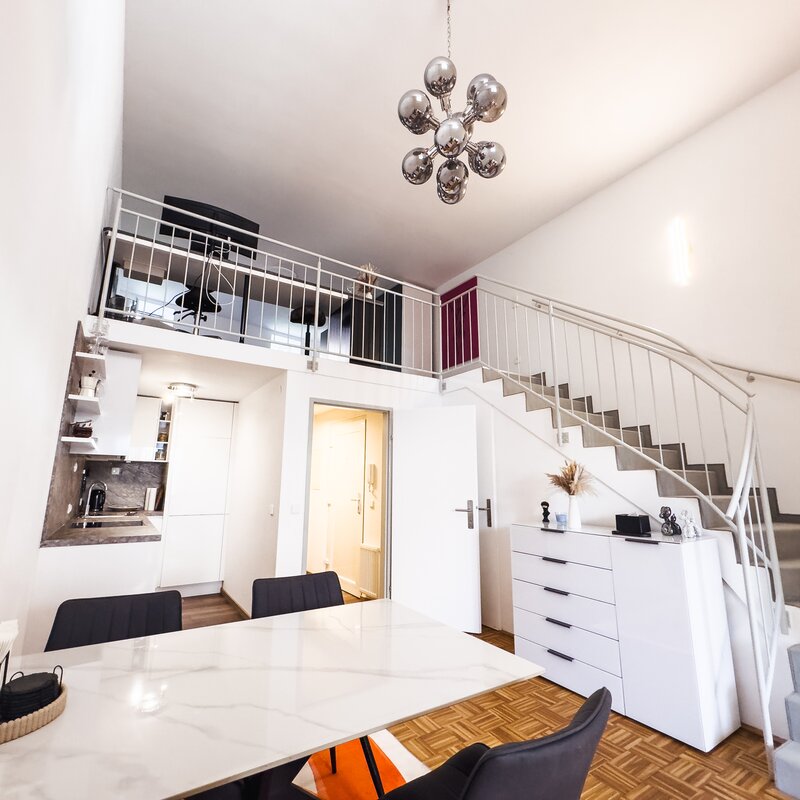 Wohnzimmer, Küche und Aufgang