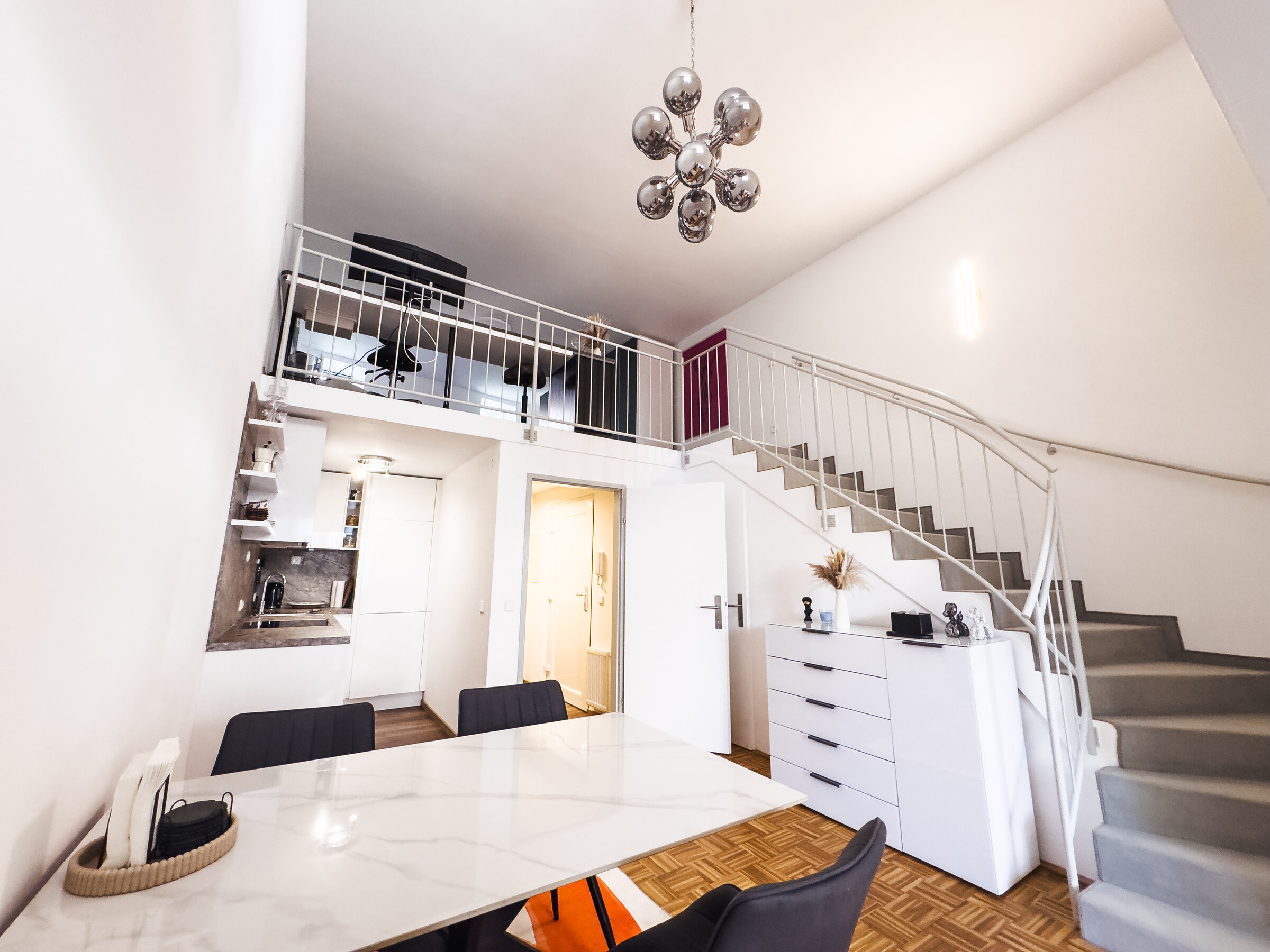 Wohnzimmer, Küche und Aufgang