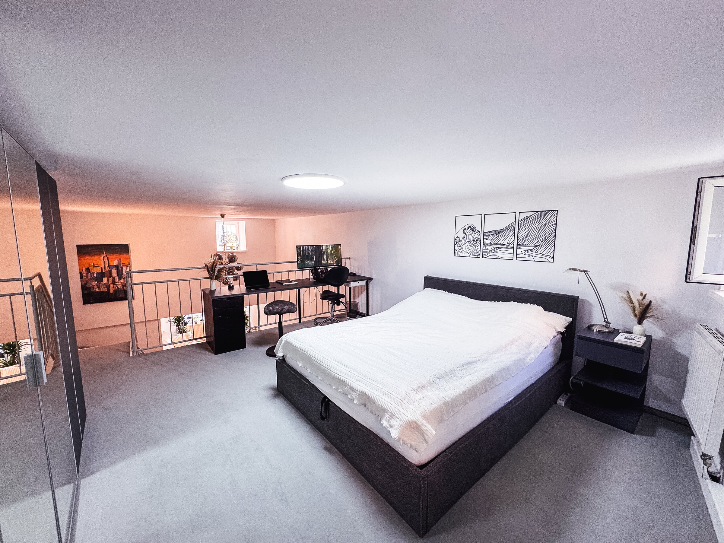 Bett und Schreibtisch
