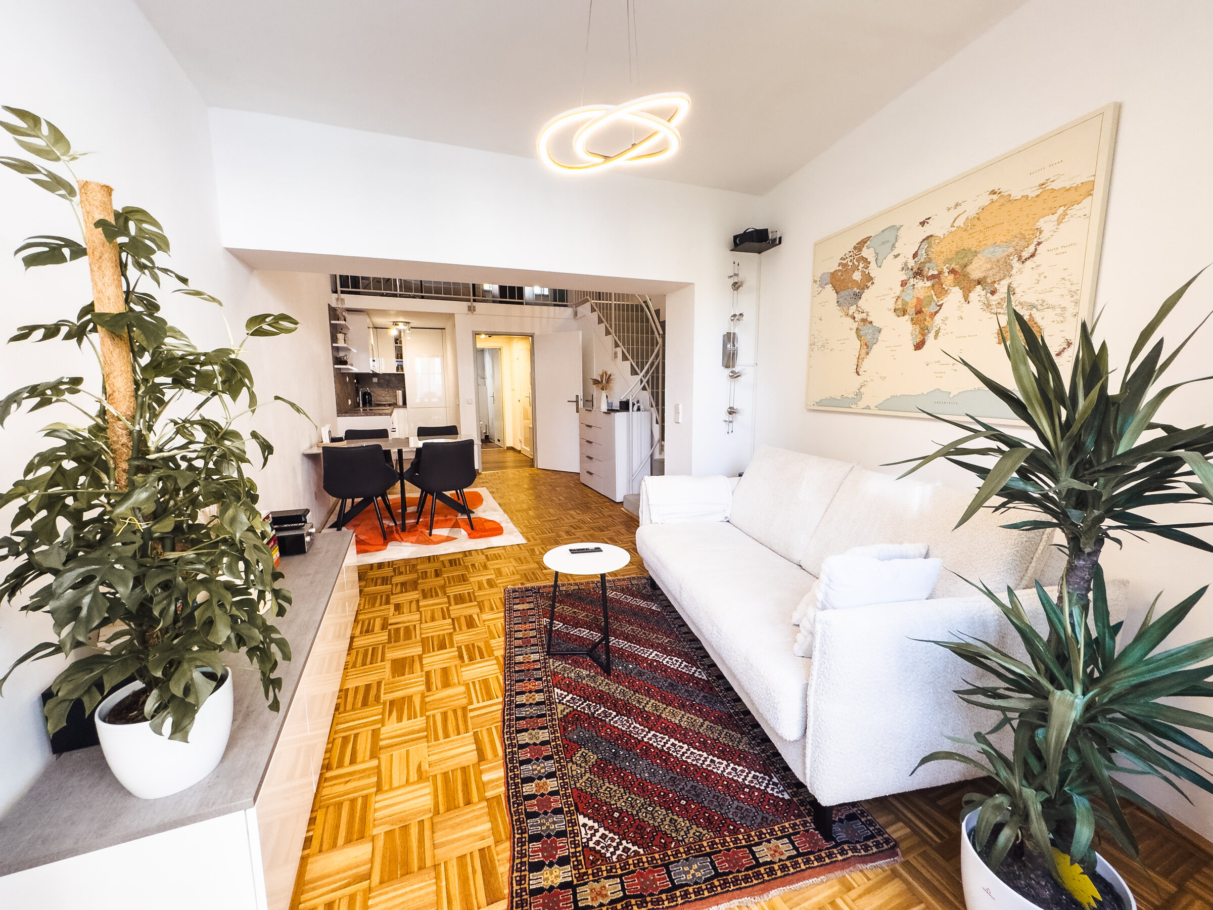 Couch und Wohnzimmer