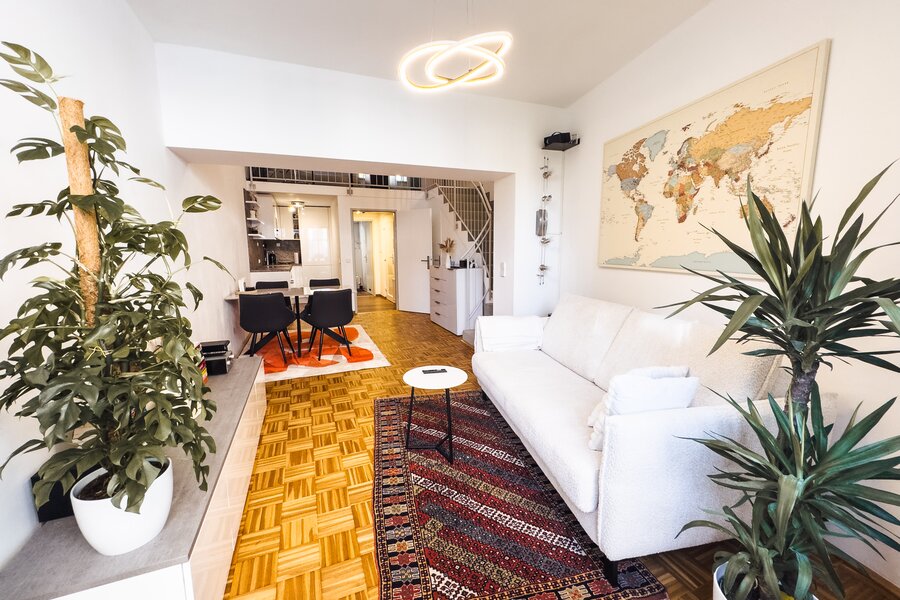 Couch und Wohnzimmer
