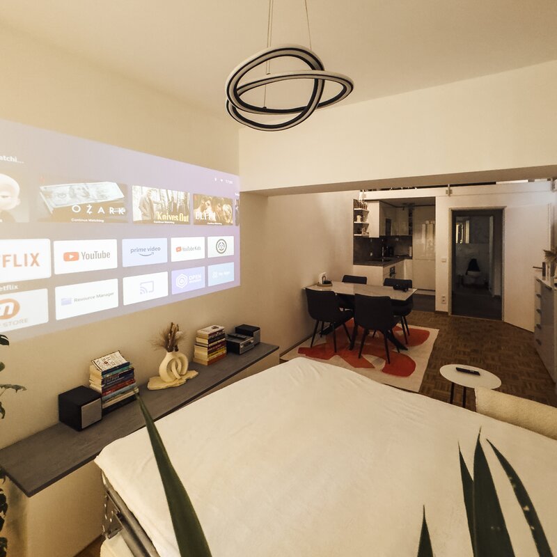 Ausgezogene Couch mit Beamer