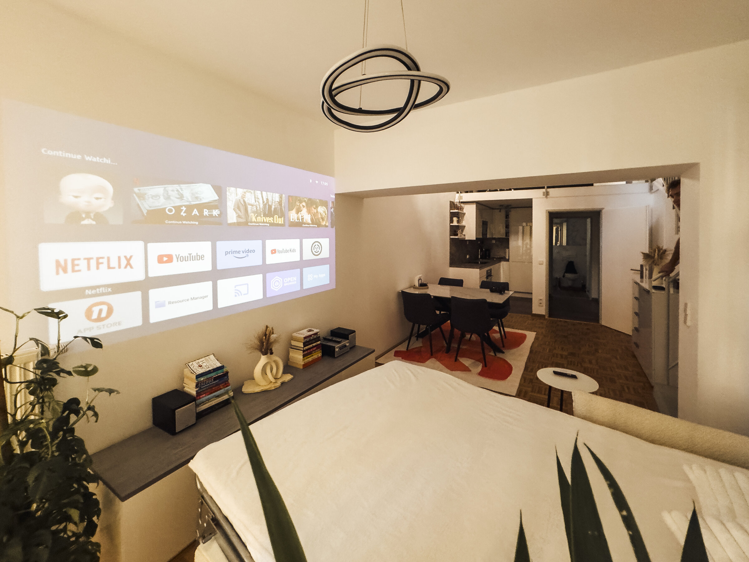 Ausgezogene Couch mit Beamer