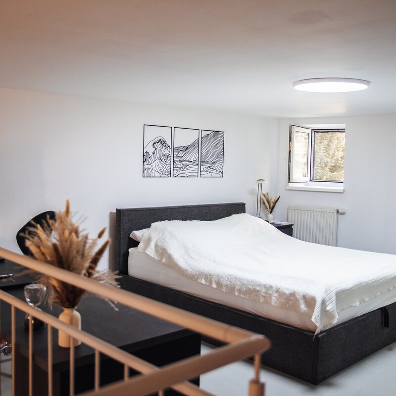 Bett und Schreibtisch
