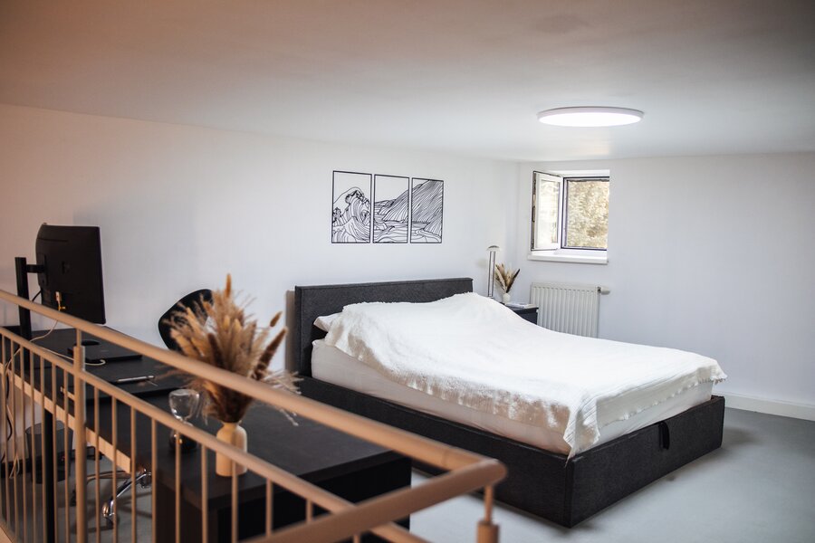 Bett und Schreibtisch