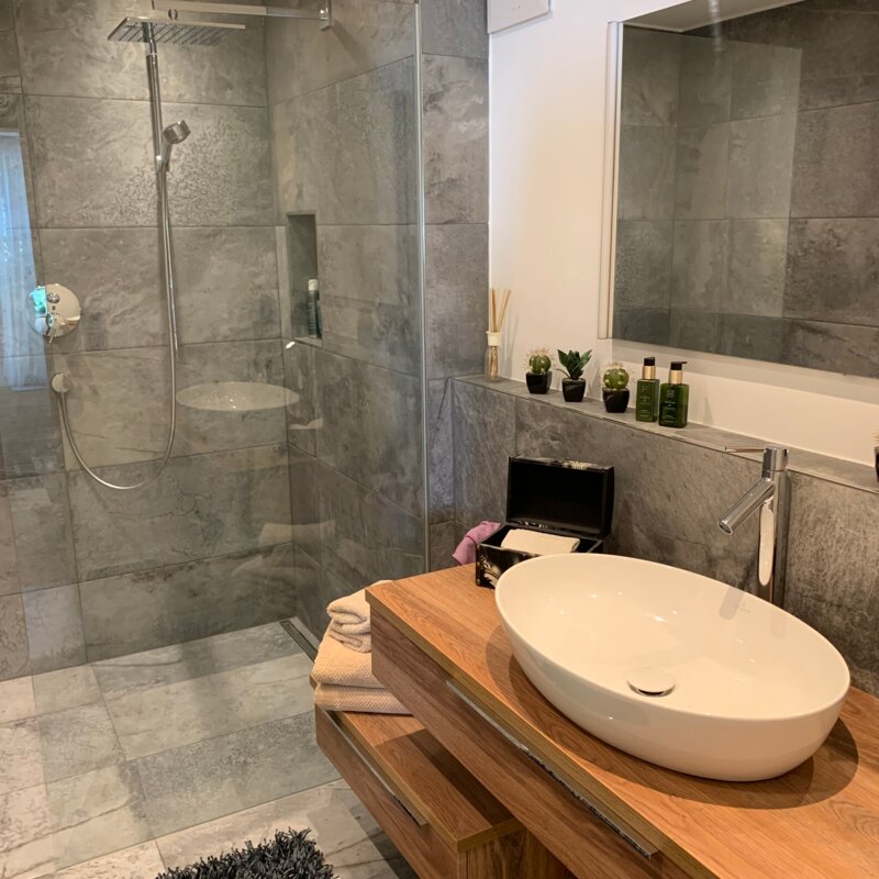 Bad mit begehbarer Dusche