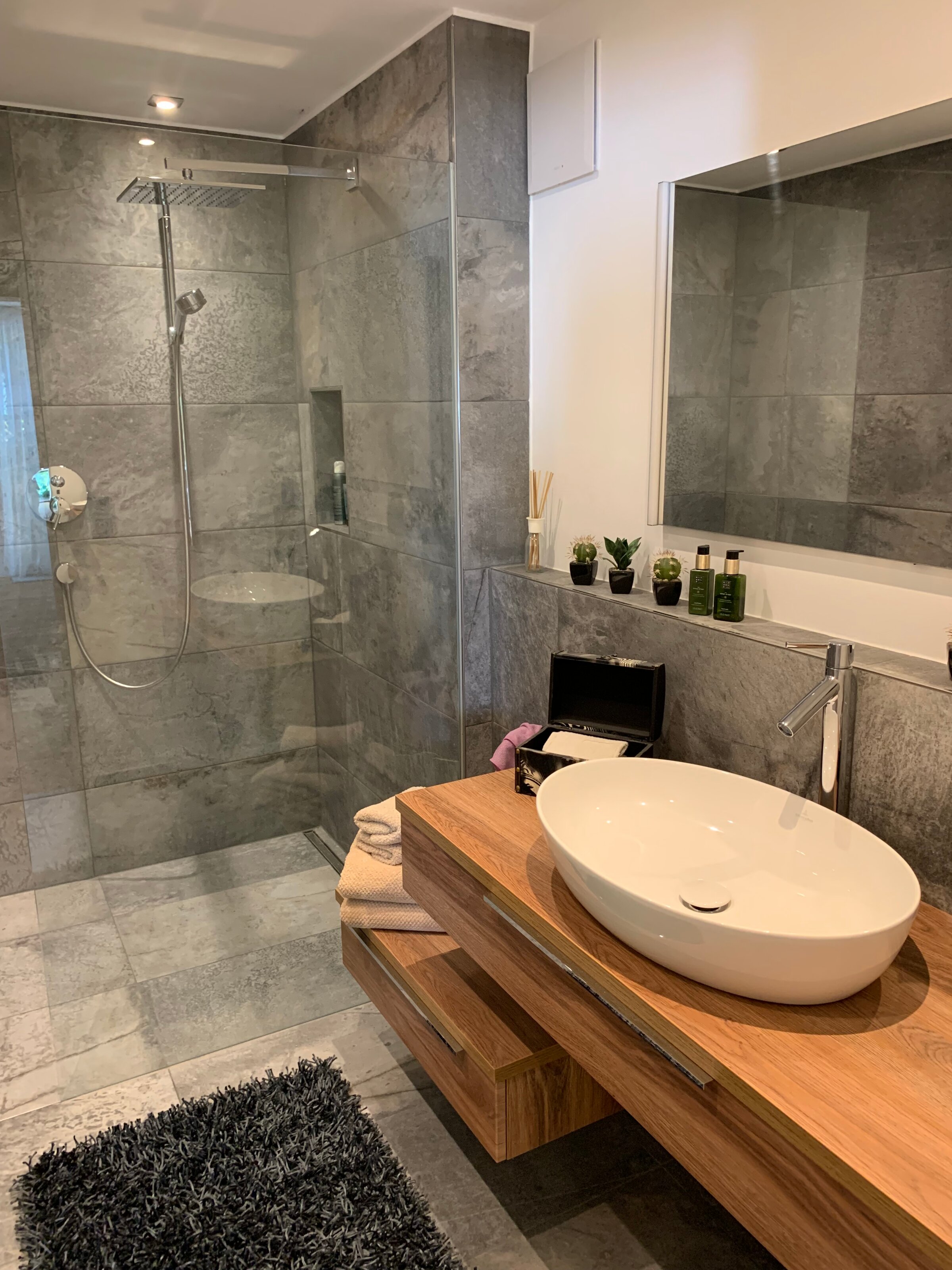 Bad mit begehbarer Dusche