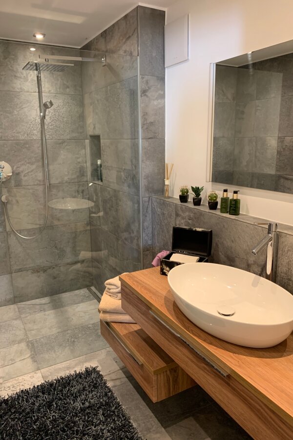 Bad mit begehbarer Dusche
