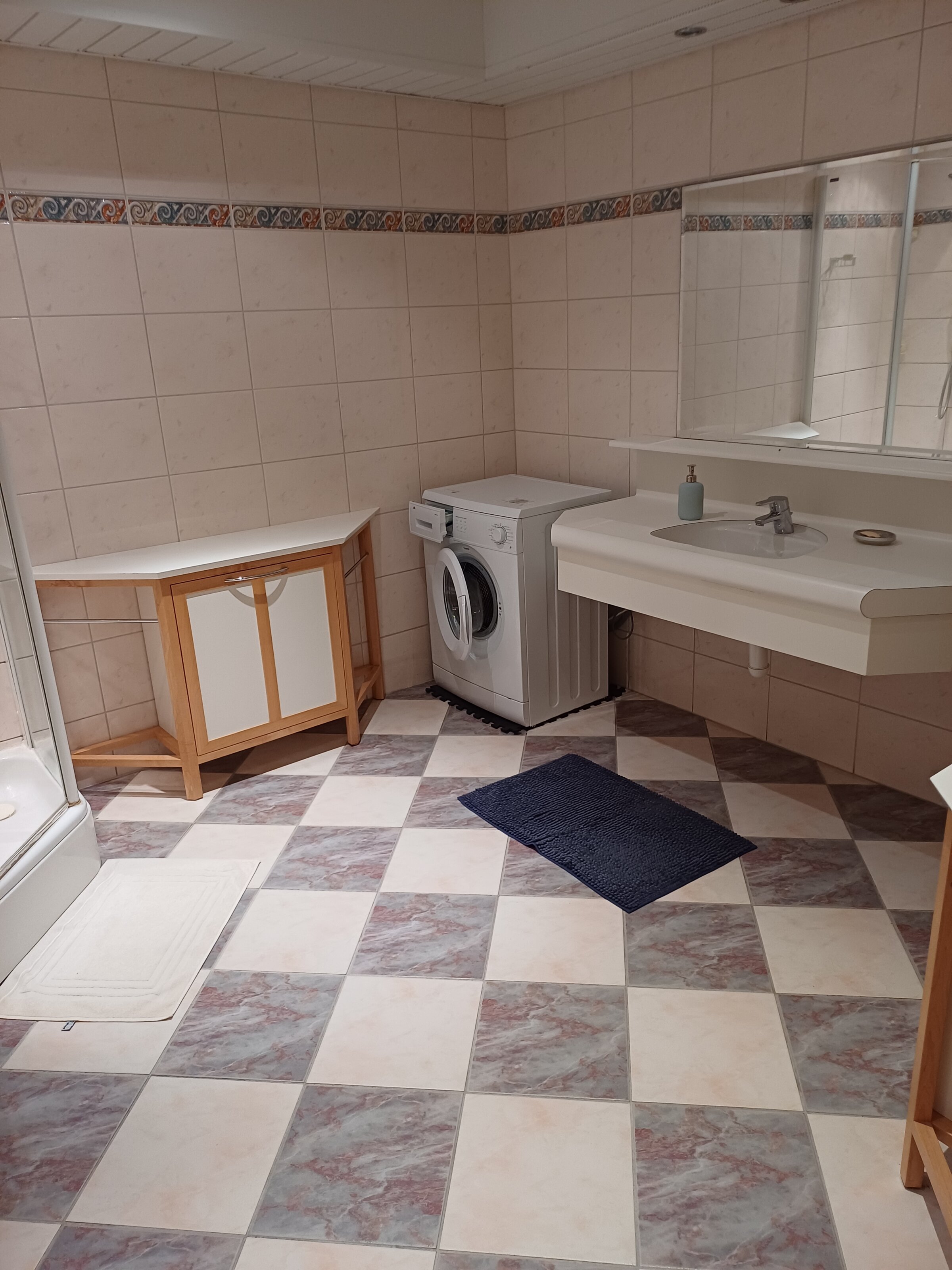 Großes Badezimmer mit Waschmaschine