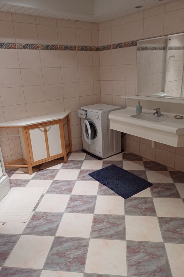 Großes Badezimmer mit Waschmaschine