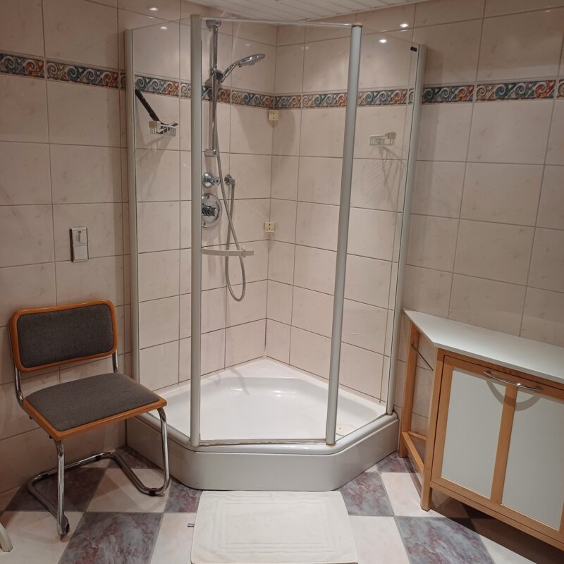 Großes Badezimmer mit Waschmaschine