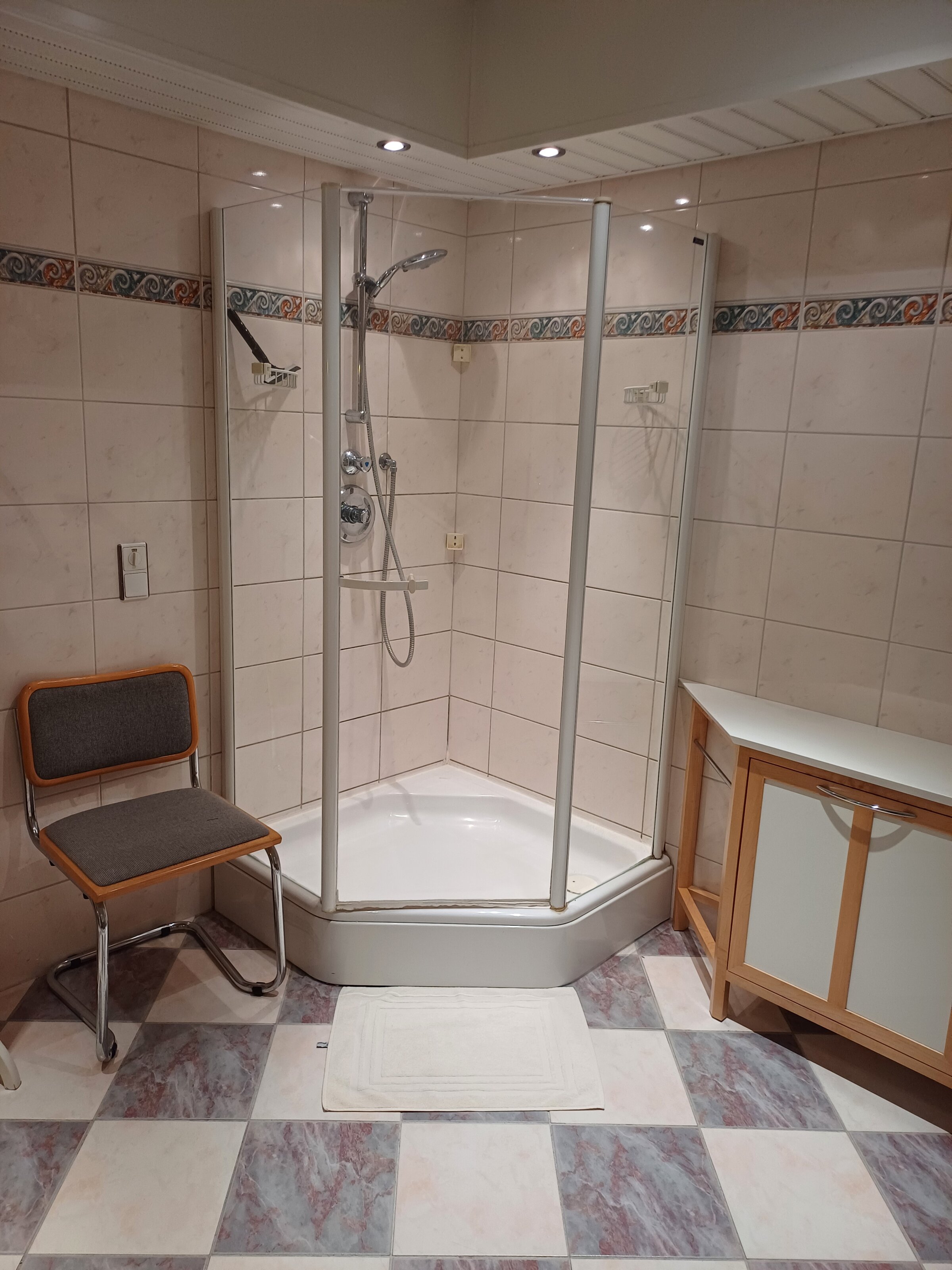 Großes Badezimmer mit Waschmaschine