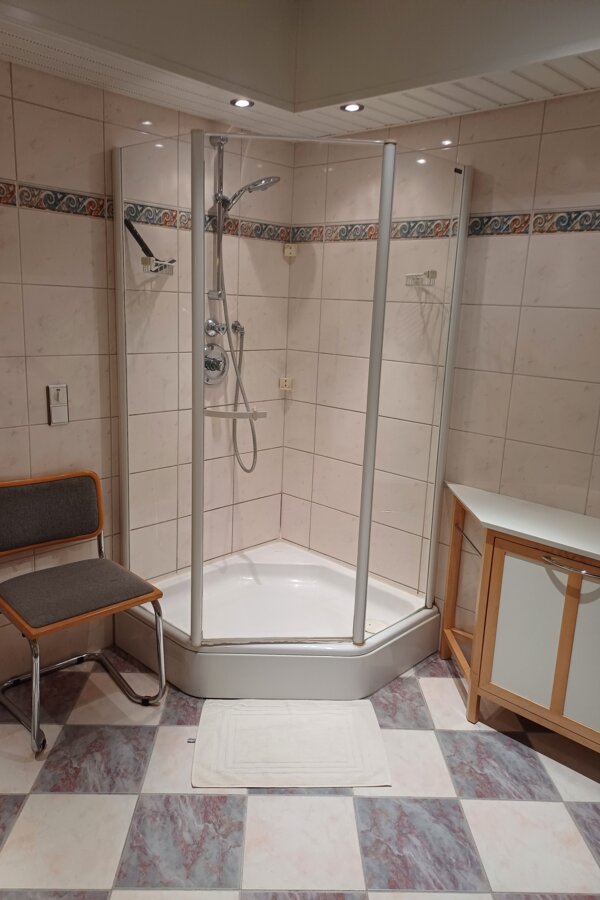 Großes Badezimmer mit Waschmaschine