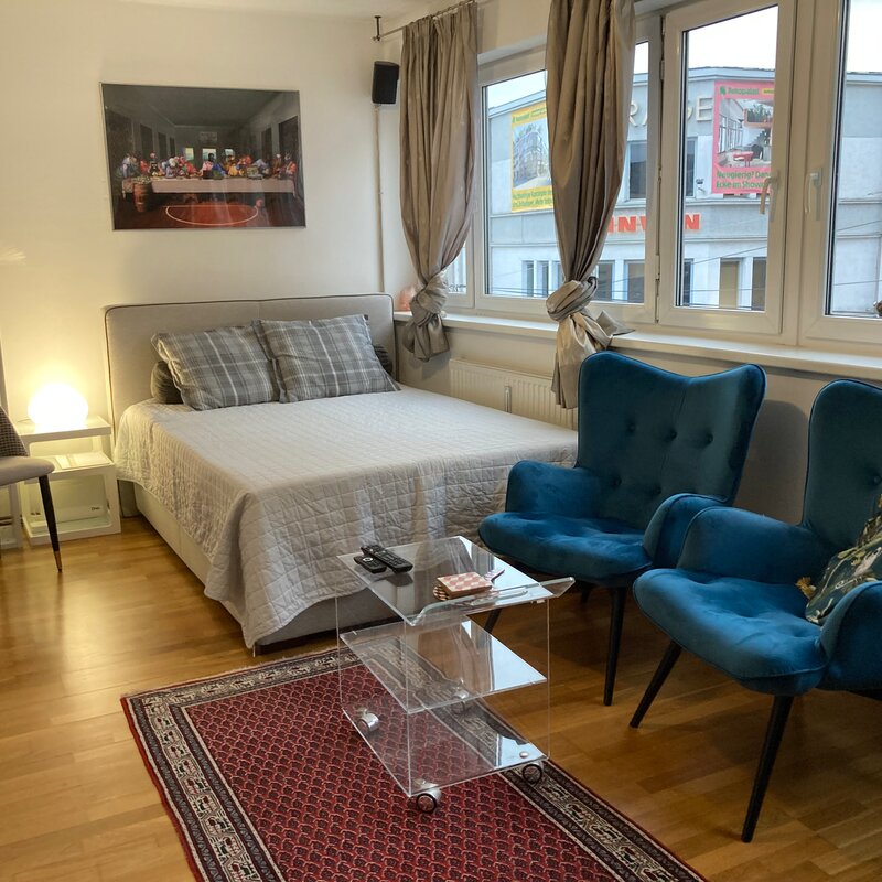 Furnished 1-room apartment with double bed & seating – short-term rental & temporary housing 1–6 months in Salzburg