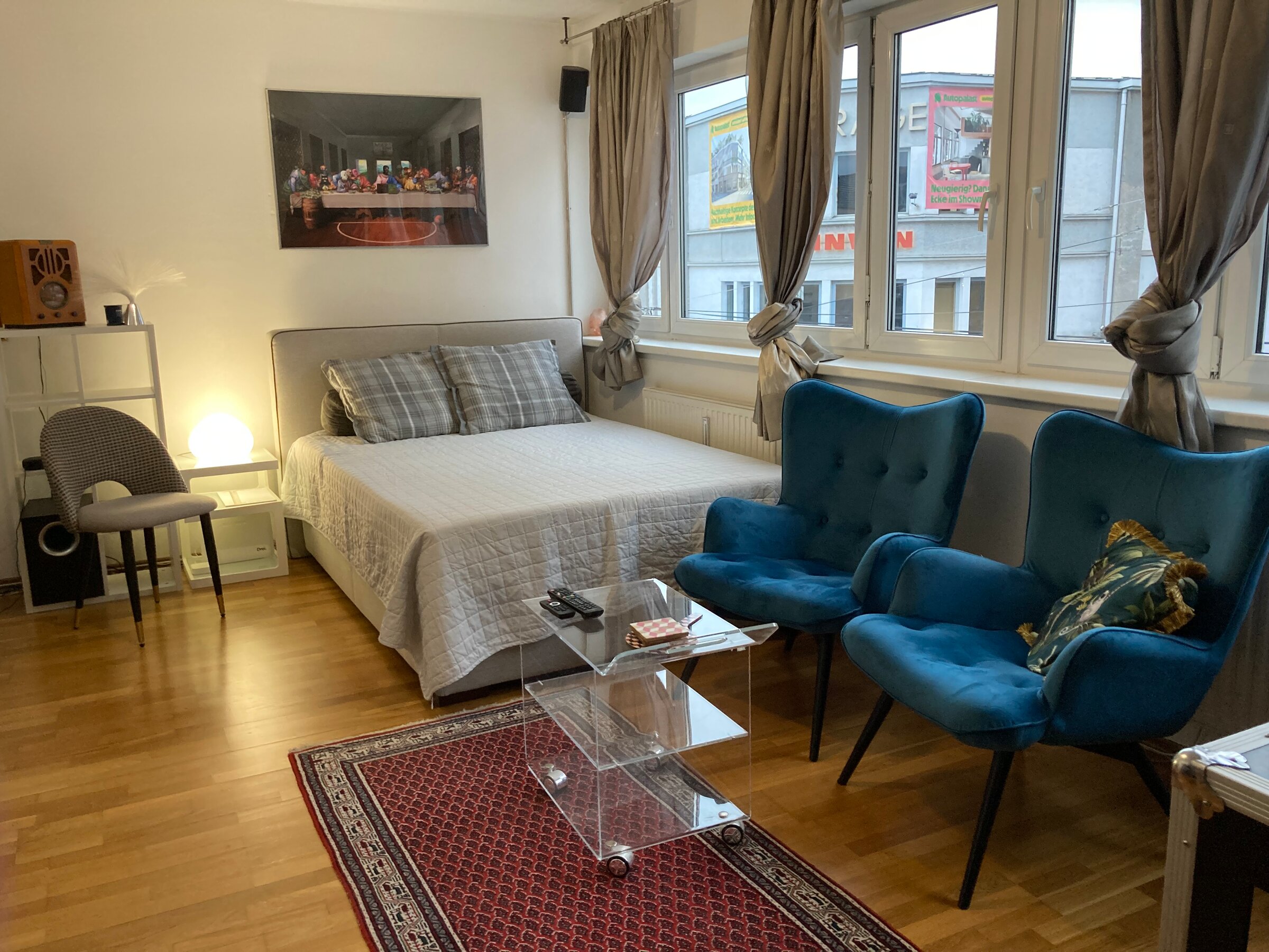Furnished 1-room apartment with double bed & seating – short-term rental & temporary housing 1–6 months in Salzburg