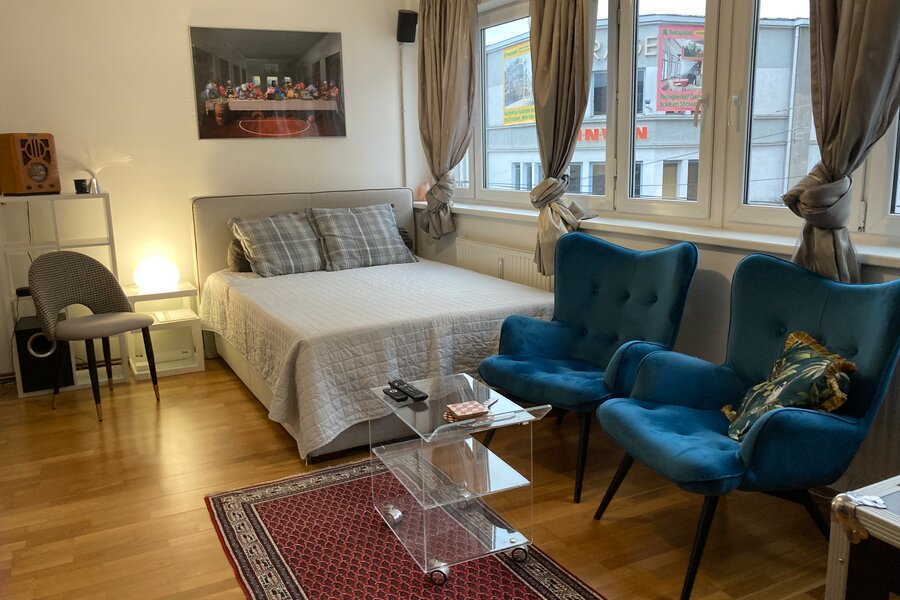 Furnished 1-room apartment with double bed & seating – short-term rental & temporary housing 1–6 months in Salzburg