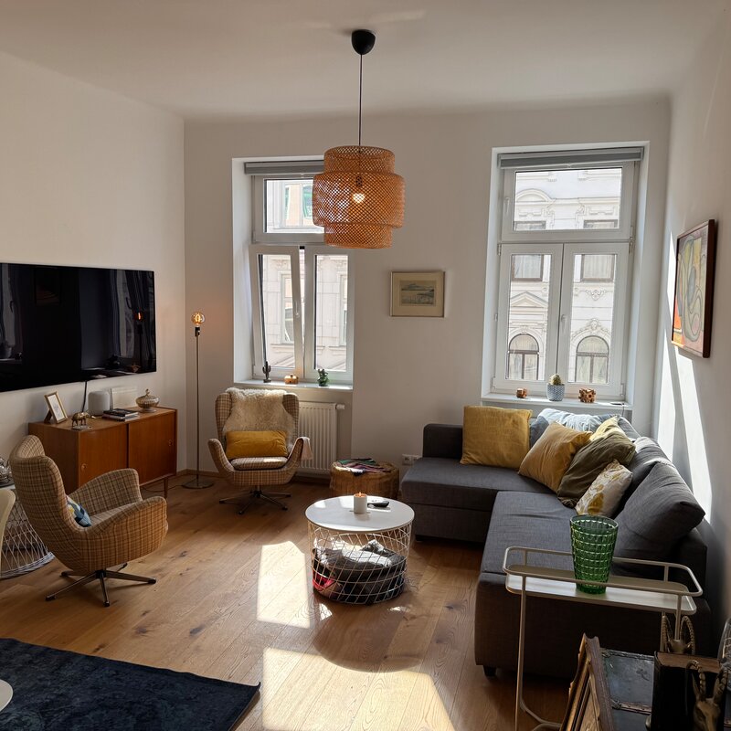Helles Wohnzimmer mit Parkettboden & Vintage-Möbeln – 2-Zimmer Wohnung zur Kurzzeitmiete, Wohnen auf Zeit für 1 bis 6 Monate in Wien