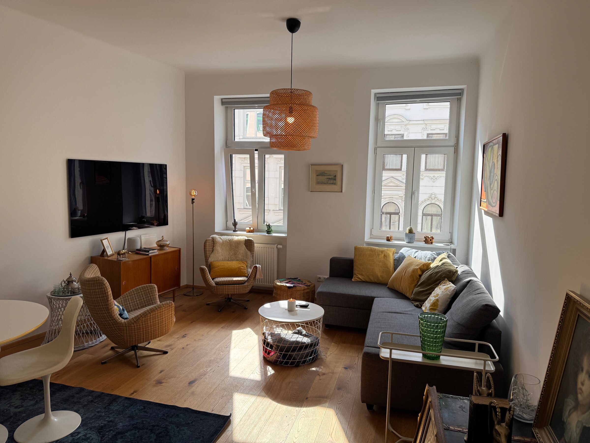 Helles Wohnzimmer mit Parkettboden & Vintage-Möbeln – 2-Zimmer Wohnung zur Kurzzeitmiete, Wohnen auf Zeit für 1 bis 6 Monate in Wien