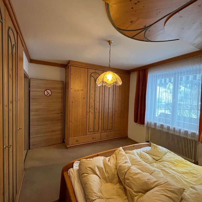 Das Schlafzimmer mit vielen Verstaumöglichkeiten