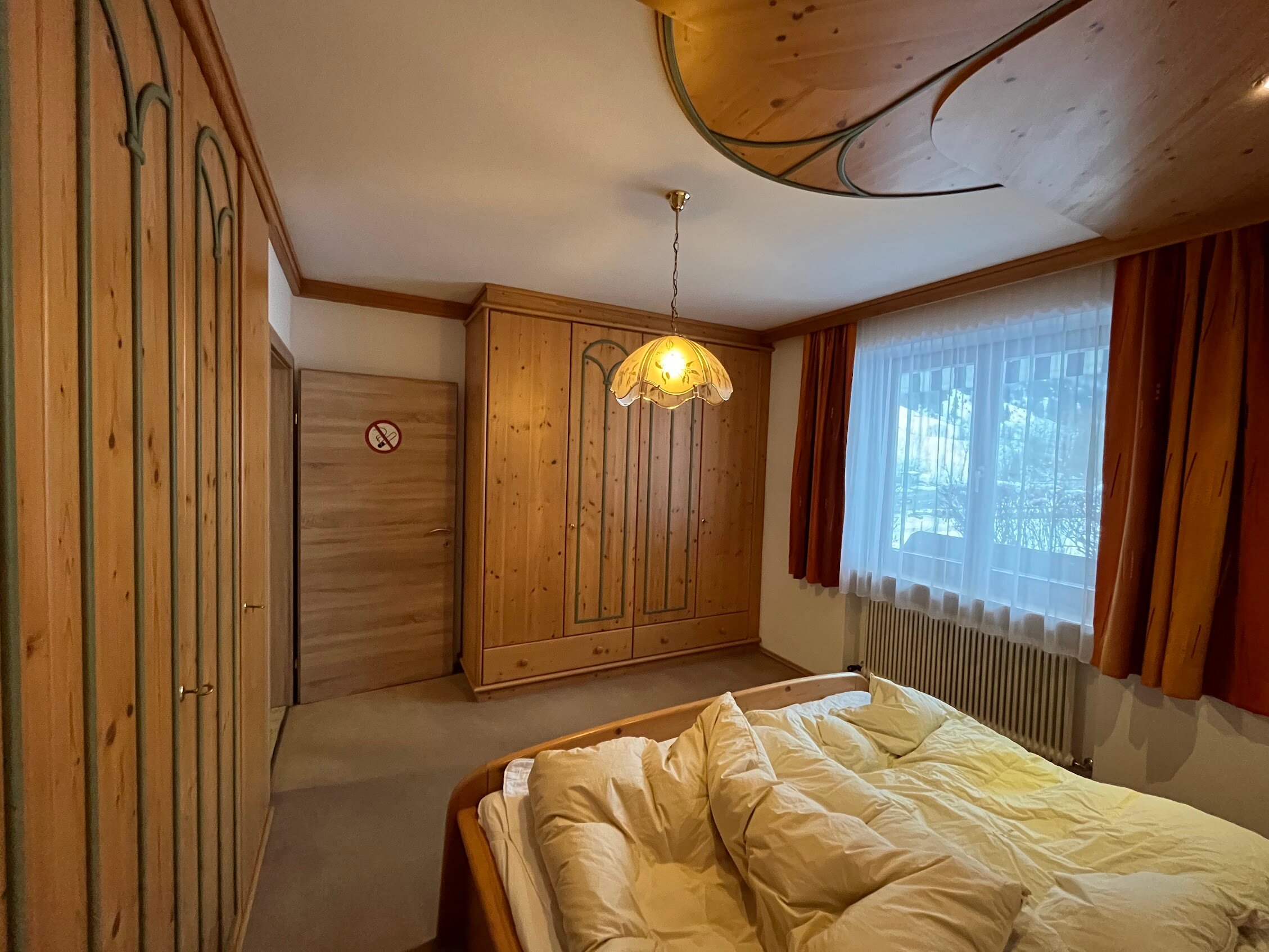Das Schlafzimmer mit vielen Verstaumöglichkeiten