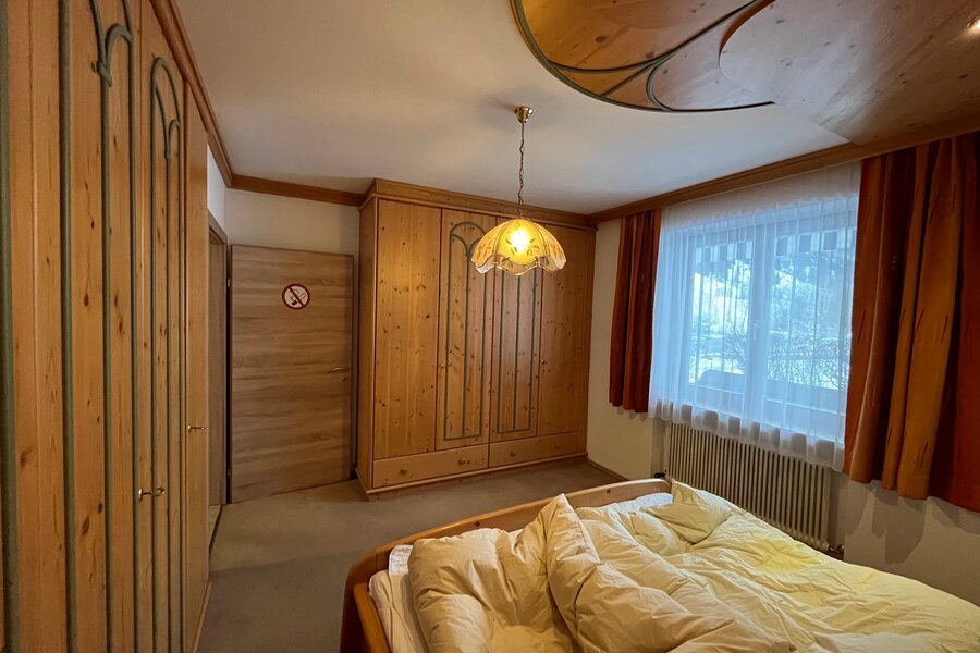 Das Schlafzimmer mit vielen Verstaumöglichkeiten