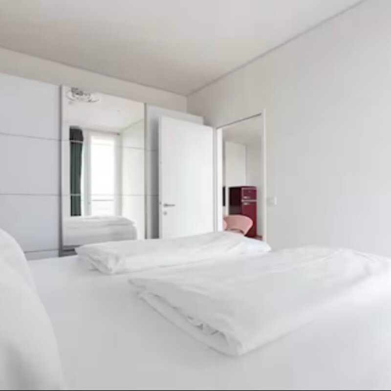 Mit Doppelbett und 3-teiligem Schrank