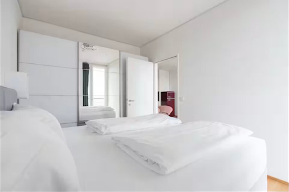 Mit Doppelbett und 3-teiligem Schrank