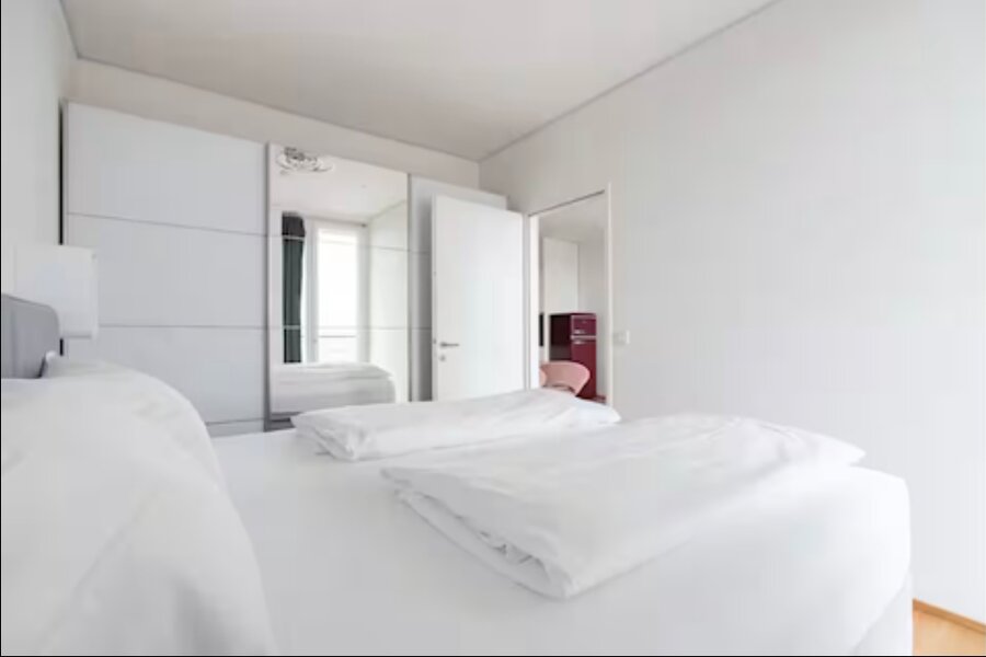 Mit Doppelbett und 3-teiligem Schrank