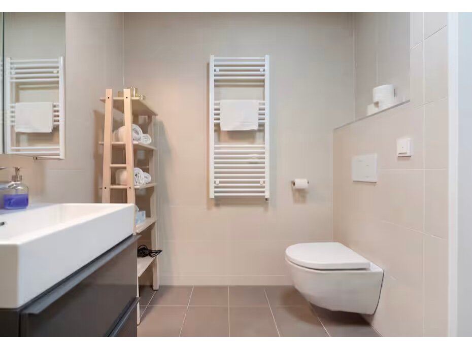 mit Dusche und Toilette