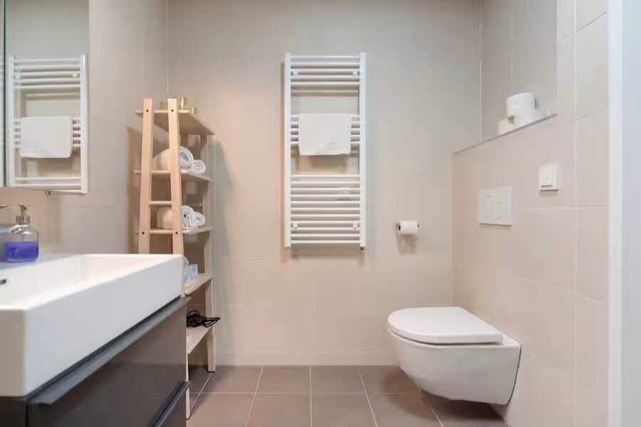 mit Dusche und Toilette