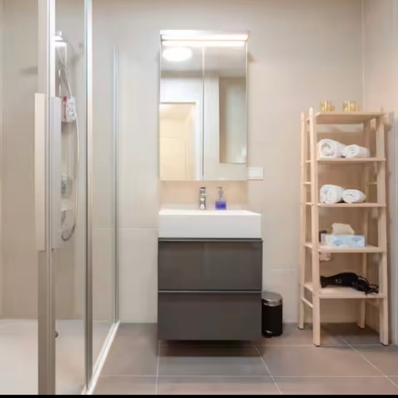 mit Dusche und Toilette