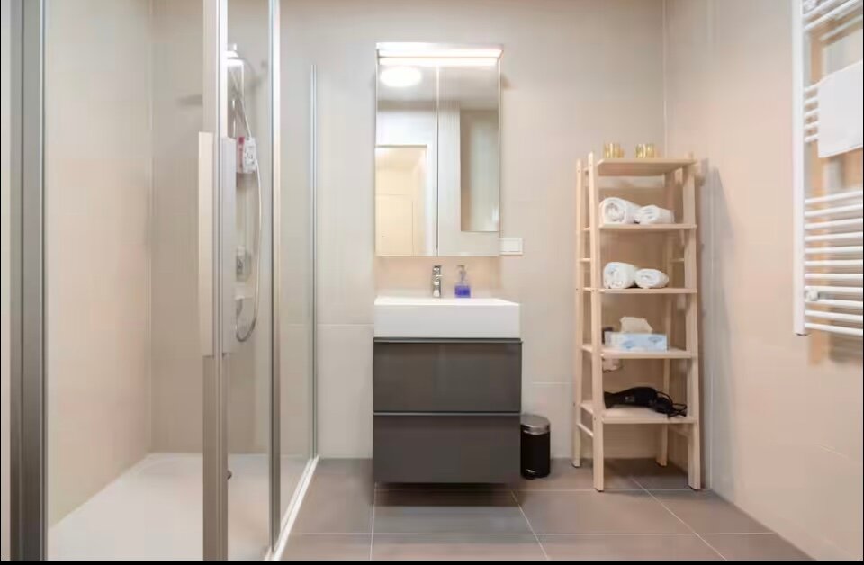 mit Dusche und Toilette