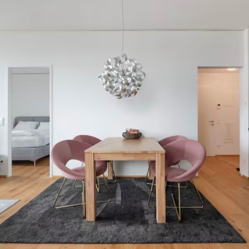 Blick vom Wohnraum in das Schlafzimmer und den Eingangsbereich