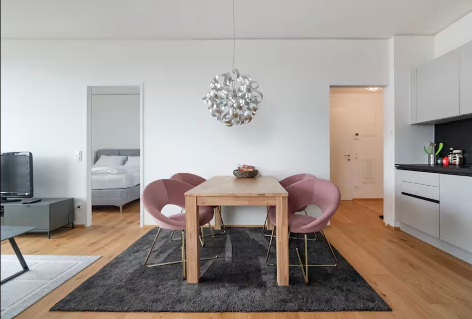 Blick vom Wohnraum in das Schlafzimmer und den Eingangsbereich