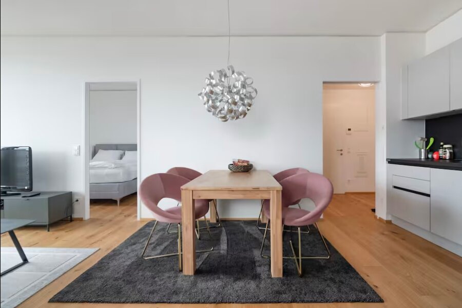 Blick vom Wohnraum in das Schlafzimmer und den Eingangsbereich