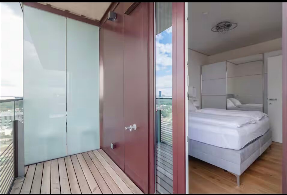 mit direkter Balkontüre