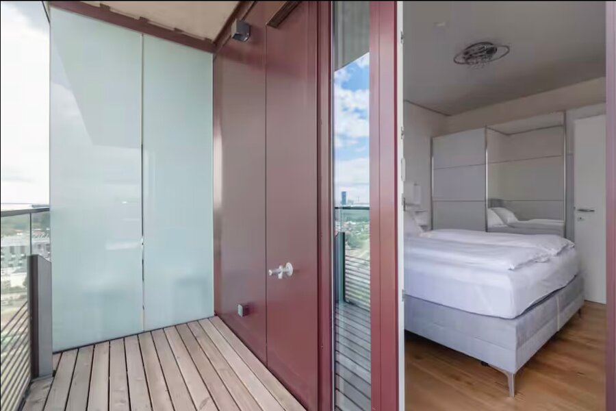 mit direkter Balkontüre