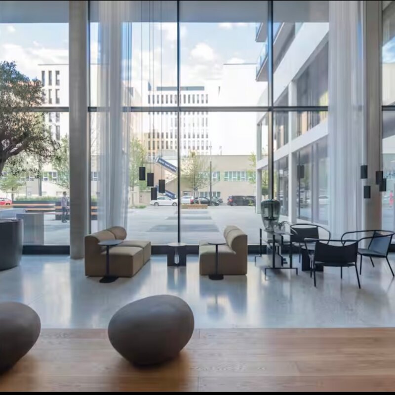 Blick vom Eingangsbereich auf den Vorplatz des Triiiple Towers